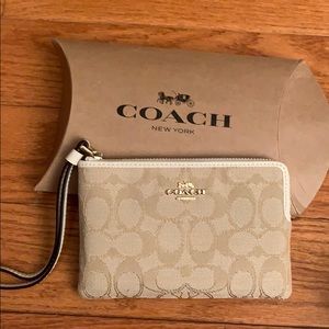 NEW W TAGS Cream Coach Wristlet PERFECT CONDITION